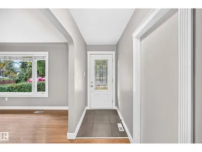 10715 133 ST NW photo 9