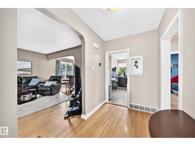 11524 133 ST NW photo 8