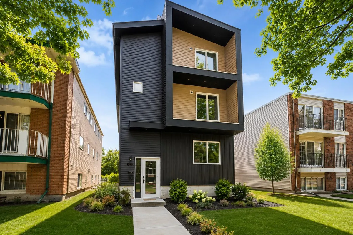 11913 101 St NW exterior