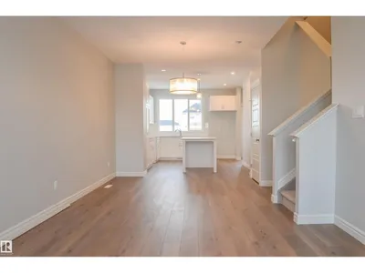 18832 28 AV NW photo 5