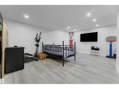 5128 20 AV SW photo 27