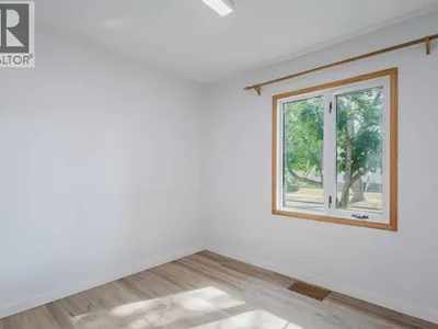 10948 75 Avenue NW photo 4