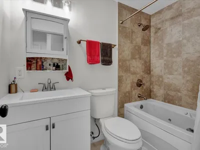 7608 15 AV SW photo 22