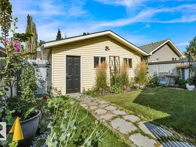7608 15 AV SW photo 42