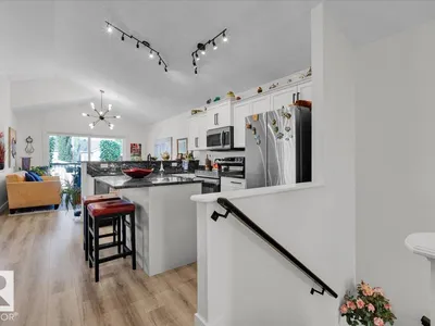 7608 15 AV SW photo 7