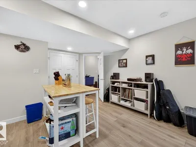 100 MEADOWLAND CR photo 37