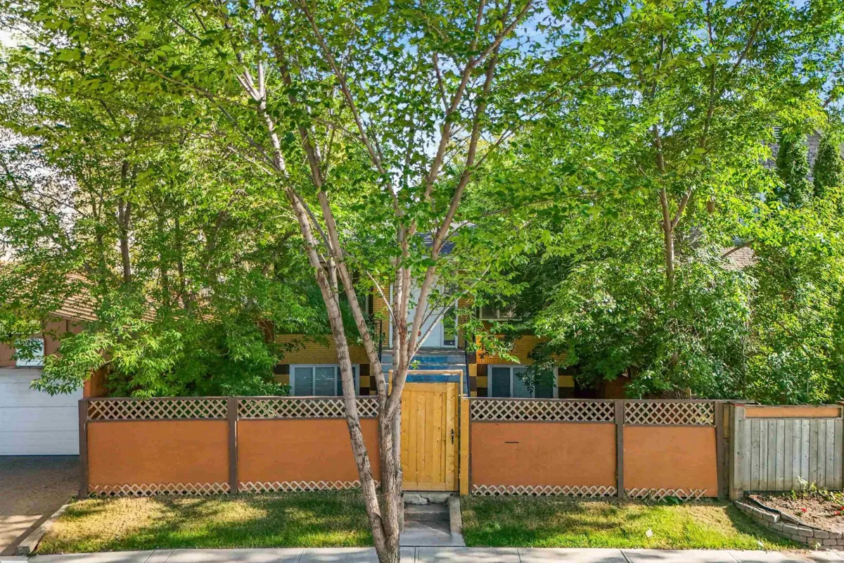 9347 105 AV NW NW exterior