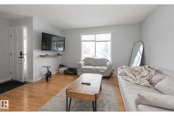 8326 157 AV NW photo 3