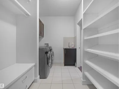 7628 10 AV SW SW photo 11