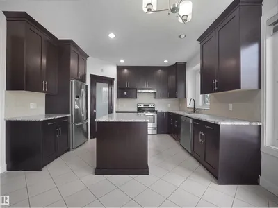 7628 10 AV SW SW photo 13
