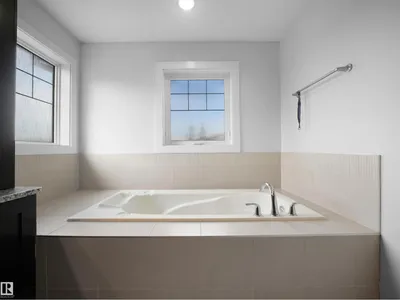 7628 10 AV SW SW photo 23