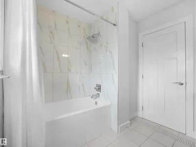 7628 10 AV SW SW photo 27