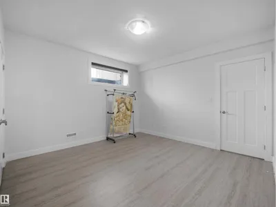 7628 10 AV SW SW photo 31