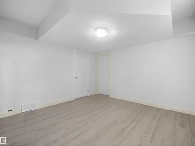 7628 10 AV SW SW photo 32