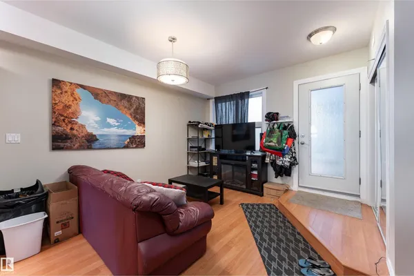 #104 11933 106 AV NW photo 3