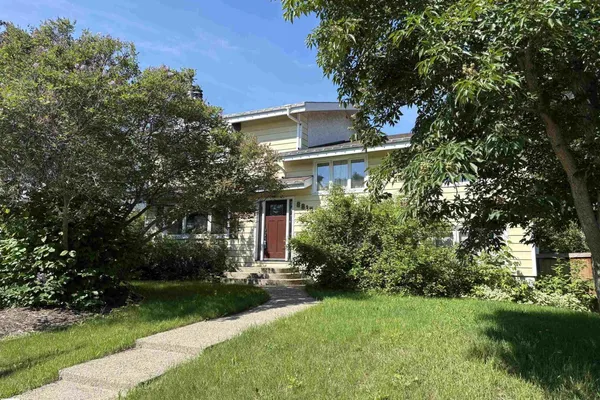 8812 146 ST NW photo 3