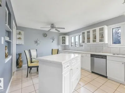 8712 137 AV NW photo 5