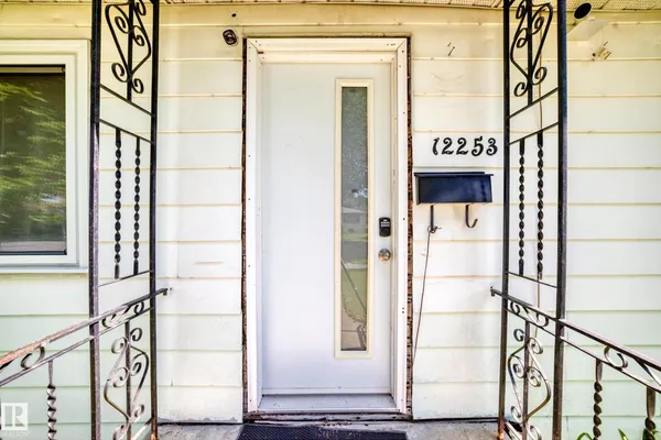 12253 94 ST NW photo 2