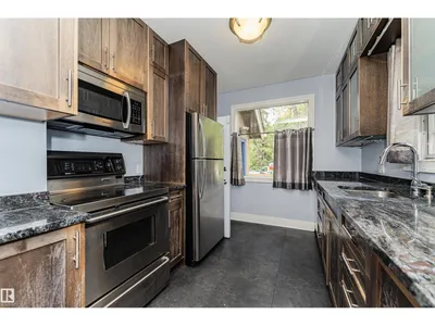 10918 84 AV NW photo 12