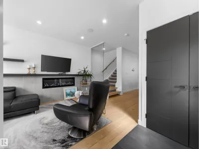 10449 143 ST NW photo 4