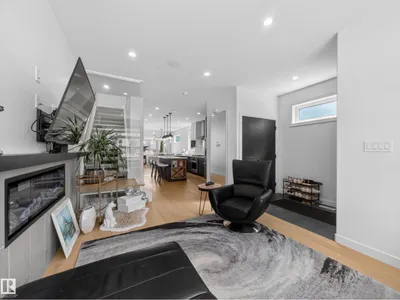 10449 143 ST NW photo 6