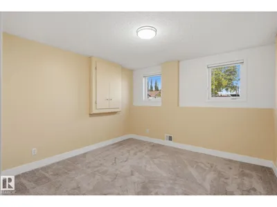 8911 173 AV NW photo 22