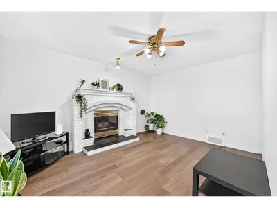 4424 33 ST NW photo 18