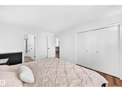 4424 33 ST NW photo 27