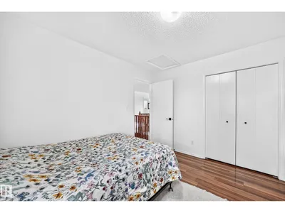 4424 33 ST NW photo 34