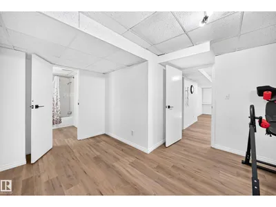 4424 33 ST NW photo 45