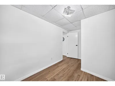 4424 33 ST NW photo 49