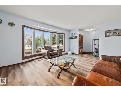 8812 135 AV NW photo 4