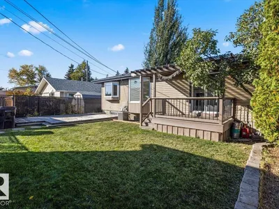 8907 136 AV NW photo 33