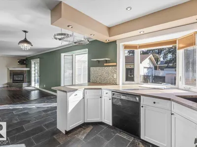 8907 136 AV NW photo 11