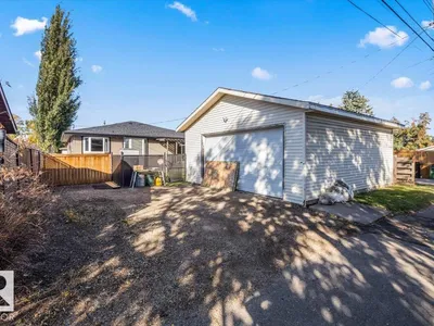 8907 136 AV NW photo 35