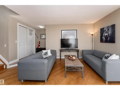 6007 37 AV NW photo 4