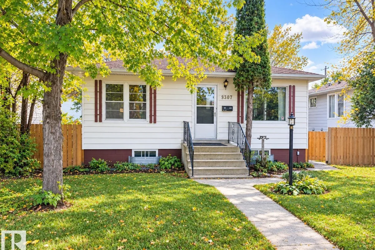 8907 83 AV NW exterior