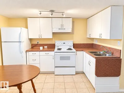 8907 83 AV NW photo 12