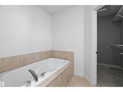 8419 2 AV SW photo 37