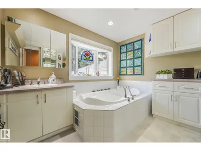 10531 137 ST NW photo 29