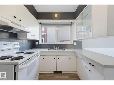 10207 & 10209 120 AV NW photo 39