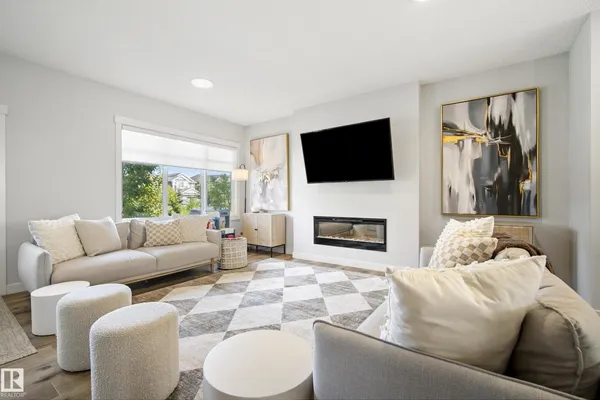 22359 93 AV NW photo 3