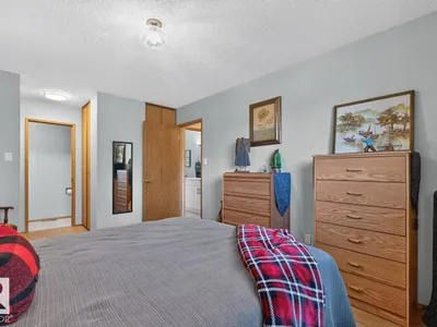 10860 11 AV NW photo 18