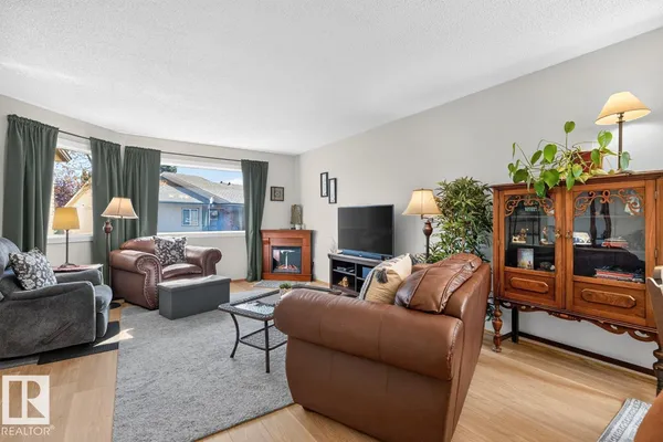10860 11 AV NW photo 3