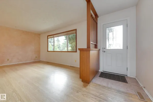 15216 86 AV NW photo 2