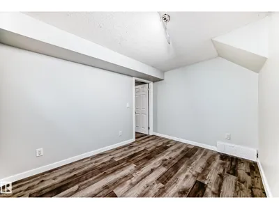 8615 42A AV NW photo 37