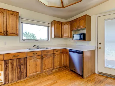 3908 28 AV NW photo 18