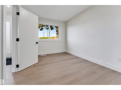 12811 135 ST NW photo 28