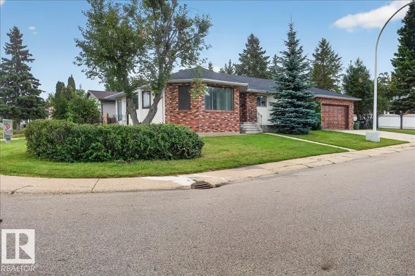 2907 49 ST NW photo 2