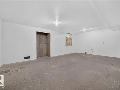 2907 49 ST NW photo 38